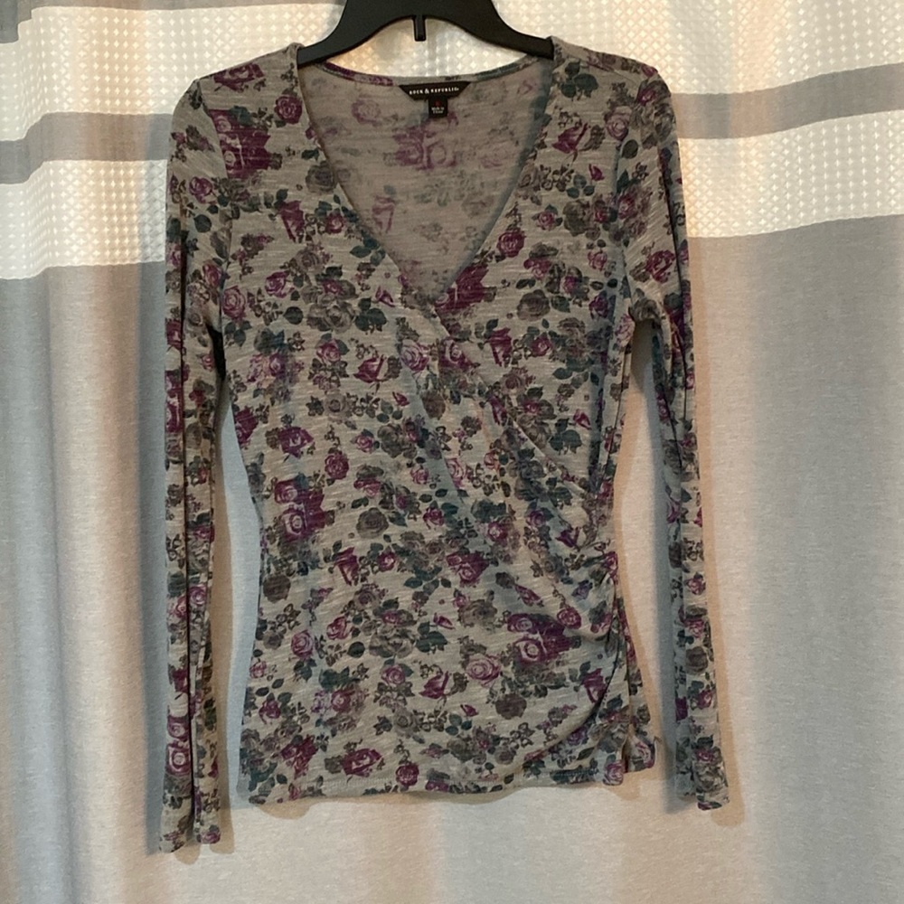 Rock & Republic Size S Gray with Flowers Long Sleeve Top